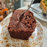 Bizcocho de cacao y aguacate vegano at Velvet Bakery in Vitoria Gasteiz