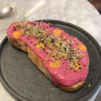 Tostada rosa vegana (tofu, queso vegano, remolacha, ajo y limón)  at Velvet Bakery in Vitoria Gasteiz
