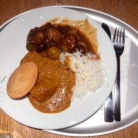 Jägerpfanne, potatoe curry and pea-filled indian-style dumpling with Basmati rice at Tibits in Darmstadt