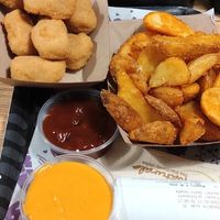 Vicken Nuggets und Kartoffelecken at Las Vegan's Bar in Budapest