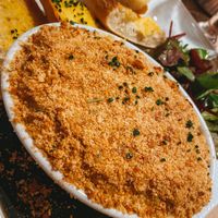 Vegan Mac and cheese and garlic bread at The Broadway Hotel in Broadway