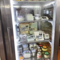 Hay varios tipos de queso vegano  at Madre Natura in Lima