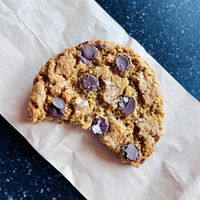 We took a vegan chocolate chip cookie away with us to try later and oh my gawwwwddd.   Lovely jubbly!!!❤️   at Tinsel in Antwerpen