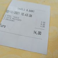 Precio excesivo, lugar tirando a cutre, croissant bueno at Lepetit Café in Milan