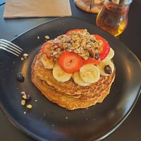 Vegan 🥞pancakes (🥥coco/coconut) y pedimos syrup de agave at Green Bites in Dorado