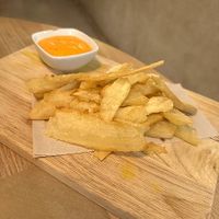 Tiras de yuca frita con salsa de tomate casera at La Casa Viva in Valencia