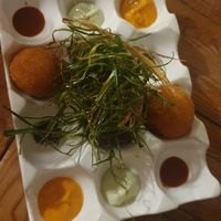 Falafeles polenta con caldo funghi porcini y Falafeles arroz integral y kale at La Casa Viva in Valencia