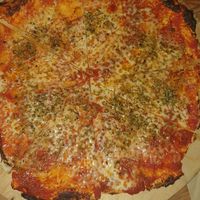 Pizza margarita con masa de yuca at La Casa Viva in Valencia