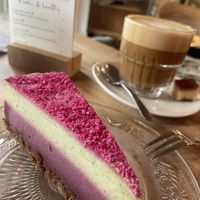 Himbeer-Zitronen-Cheesecake und Flat White mit Hafermilch  at Kaatje's Bakery Cafe in Bergen