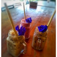 Iced latte and mixed fruit shake at Pen Cave Homestay in Mae Hong Son