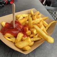 Pommes gehen preislich klar, der Rest v.a. im Vergleich zu den Fleischprodukten extrem überteuert.  at Curry am Schloss in Dresden