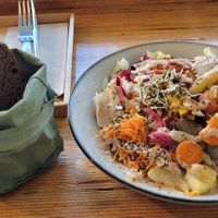 Buddha Bowl mit Buchweizen und Buchweizenbrot at Racines in Lausanne