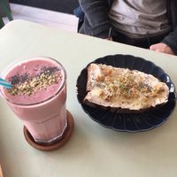 Smoothie fruits rouges et banane 🍌 et tartine fauxmage, noix et agave  at Racines in Lausanne