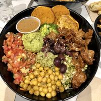 A big bowl of ‘Aristote’ salad with bio quinoa, guacamole and shiitake teriyaki🔆 at Copper Branch in Nice