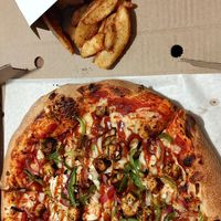 Une pizza tofu BBQ végane et des délicieuses frites at Attaboy Pizza in Quebec