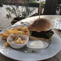 hamburger sültkrumplival/hamburger with chips  at Magora in Vac