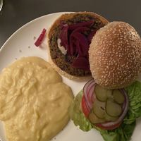 Wege Burger z puree (oryginalnie były ziemniaczki smażone w tłuszczu zwierzęcym, ale kuchnia bez problemu zmieniła na coś wegańskiego) at Le Café de Mars in Paris
