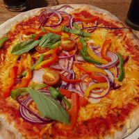 Vegan margherita met rode ui, paprika en knoflook at Woodstone in Alphen Aan Den Rijn
