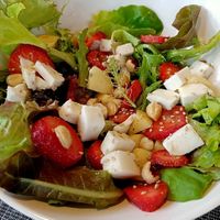 Amanida amb maduixes. at El Rebost de Can Moragues in Girona