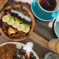 Açaí bowl, café americano y plato vegano at Naia in El Cuyo