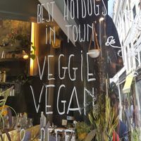 veggie/vegan noted on window at Paula Mostaert in Bruges