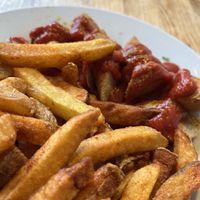 Pommes Currywurst (Schränkchen )  at Vöner der Vegetarische Döner in Berlin