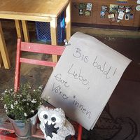 Note inside the store saying "See you again soon" at Vöner der Vegetarische Döner in Berlin