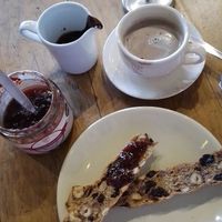 Flauta avellanas y pasas, Mermelada de frutos rojos, Leche de soya y⚠️ chocolate Belga NOT VEGAN ⚠️ at Le Pain Quotidien -  Miguel Laurent in Mexico City