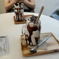 Stay awake and choc shake at Catberry in Ghent