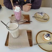 Aardbeienmilkshake, witte chocolademelk, vanille cupcake, en een stukje lemon-poppyseed cake at Catberry in Ghent