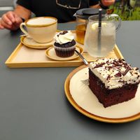 Chocolate cake and chocolate cupcake at Catberry in Ghent