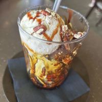 Sundae, GV/VG
11.80€
Chocolade, hazelnoot & vanille ijs, gezouten dadelkaramel, pecannoten.  at Bertmans - Karel Doormanstraat in Rotterdam