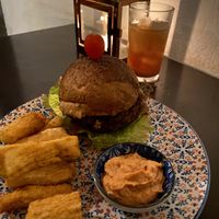 Hamburguesa vegana casera + juca frita  at Drift Bar in Santa Teresa