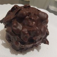 Para los que conocen el Ferrero Rocher, o lo probaron antes de ser veganos, este Brigadeiro le gana!!! QUIERO LLEVARME EN LA VALIJA MUCHOS! Lo voy a extrañar! at Casa de Nara in Joao Pessoa