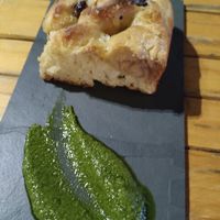 Focaccia, 🙌🙌🙌🙌💃🏼 no solo la probamos un día y nos encantó, si no que al otro fuimos a cenar otra cosa y pedimos para llevarnos y tener de almuerzo otro de estos at Casa de Nara in Joao Pessoa