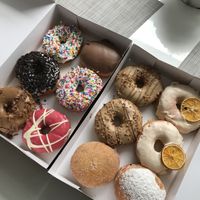 Beignes vegan : glacé à la vanille avec sprinkles, biscuits et crème, café praliné et cocktail à l’orange  at Beiko in Quebec