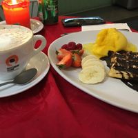 Truely in love with this vegan waffle with dark chocolate, fruit and mango ice cream.
And one of the best chai lattes with soya milk I have tried in Scotland! at Mint in Stirling