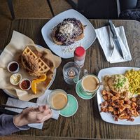 Bastante comida, bonito e saboroso at Victoria Bar in Portland
