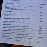 Keuze tussen veganized snacks (kipburger, kroketten) en Tasty healthy food (rode biet Carpaccio en groentespies goedgekeurd) at Slot Oostende in Goes