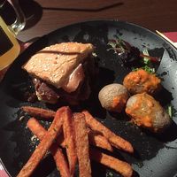Burger mit Süßkartoffel-Pommes und Patatas Bravas at La Tasca in Saarlouis