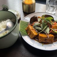 Pad ma kua toa hi - Vegan wok van aubergine, Tofu, knoflook, Chili en Thaise zoete basilicum  at Kin Khao in Ghent