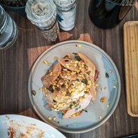 Gestoofde peren met ricotta van macadamianoten at Camion in Antwerpen