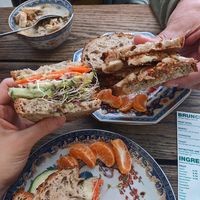 Sandwiches und Porridge at Carbon Fresh in London