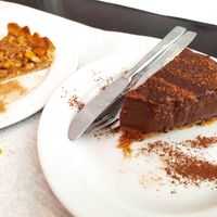 Crunchy nuts and chocolate desserts at Ki Macrobiotico in Aveiro