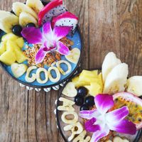 Blue mermaid and chocolate protein bowl 💙🌴🧜🏻‍♀️ at Beach Coconuts Bowls in Koh Phangan