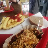 menu - worscht, batatas, pão e sumo de maçã at Best Worscht In Town - Schweizer in Frankfurt
