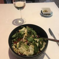 Ensalada Japonesa con tofu, aguacate, pepino y piñones  at La Fàbrica in Vilafranca Del Penedes