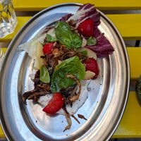 Entrée du moment : radicchio braisé, nectarines, fraises, ricotta, échalotes frites. at Super Fourchette in Brussels