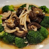 Brocoli with shitake mushroom at D'Life Signature 蔬品軒 - Novena in Central Singapore