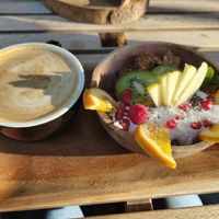 Café con leche de soja y bowl de yogur con granola y fruta at Jester in Sevilla
